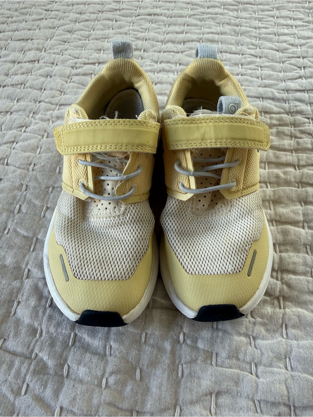 Kids yellow ON shoes